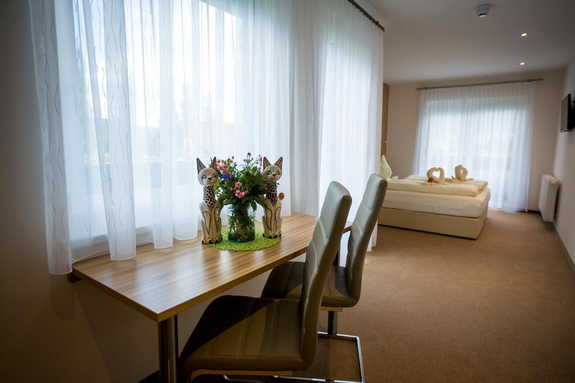 Gaestehaus Krappinger/Pizzeria Mamma Mia Ossiach Eksteriør billede